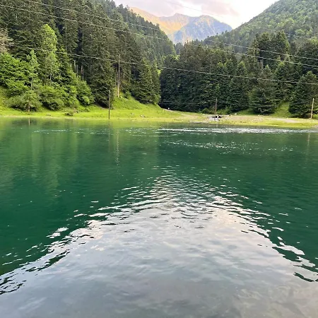 Grande Caravane Avec Auvent Au Milieu Du Parc Naturel Des Pyrenees Camping Campan