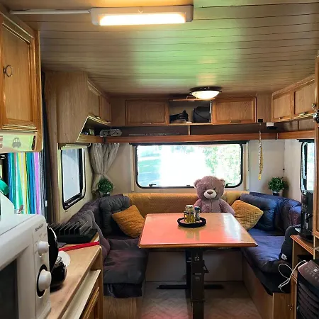 Grande Caravane Avec Auvent Au Milieu Du Parc Naturel Des Pyrenees Camping *