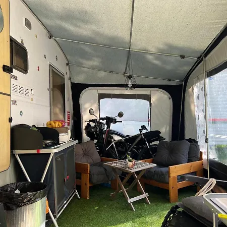 Grande Caravane Avec Auvent Au Milieu Du Parc Naturel Des Pyrenees Camping