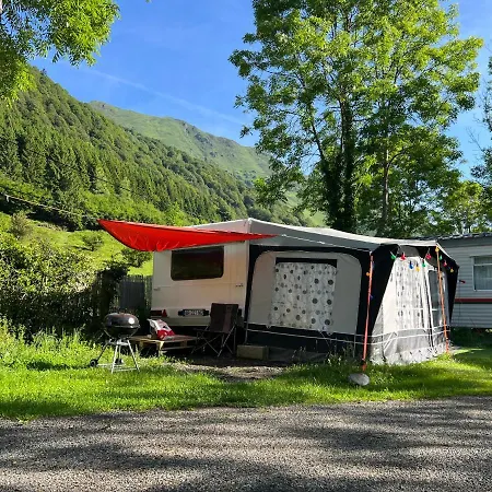 Camping Grande Caravane Avec Auvent Au Milieu Du Parc Naturel Des Pyrenees