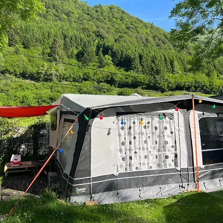 Grande Caravane Avec Auvent Au Milieu Du Parc Naturel Des Pyrenees Campan