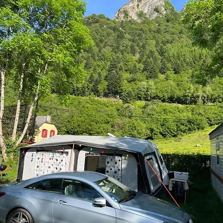 Camping Grande Caravane Avec Auvent Au Milieu Du Parc Naturel Des Pyrenees