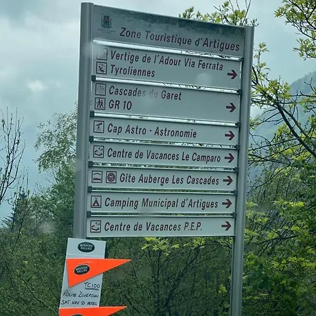 Grande Caravane Avec Auvent Au Milieu Du Parc Naturel Des Pyrenees