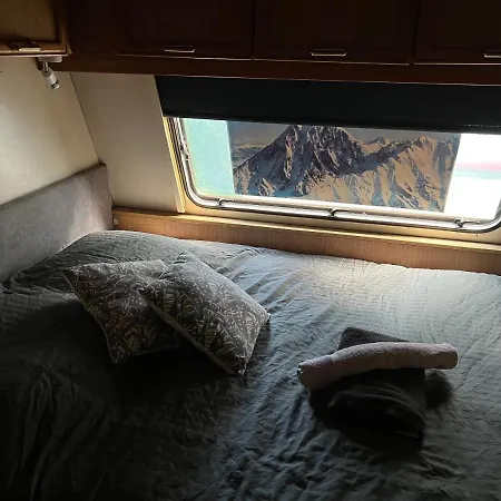 Grande Caravane Avec Auvent Au Milieu Du Parc Naturel Des Pyrenees Camping