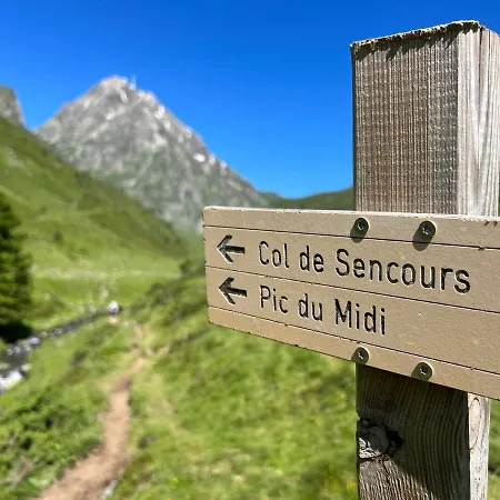 Grande Caravane Avec Auvent Au Milieu Du Parc Naturel Des Pyrenees