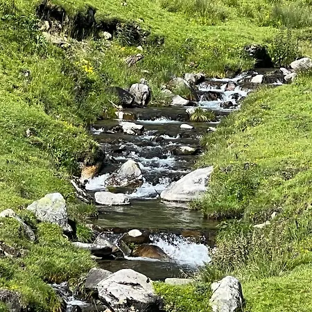 Grande Caravane Avec Auvent Au Milieu Du Parc Naturel Des Pyrenees Camping Campan