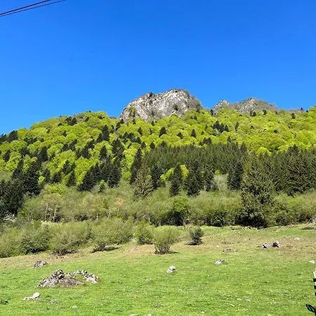 Grande Caravane Avec Auvent Au Milieu Du Parc Naturel Des Pyrenees Camping Campan