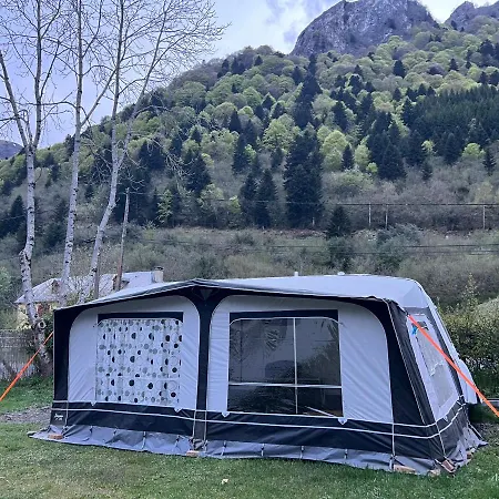 Grande Caravane Avec Auvent Au Milieu Du Parc Naturel Des Pyrenees